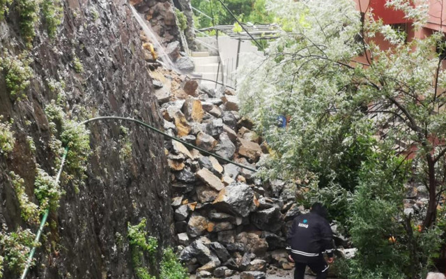 Beykoz'da şiddetli yağmur nedeniyle istinat duvarı çöktü! 3 apartman tahliye edildi - Resim: 0