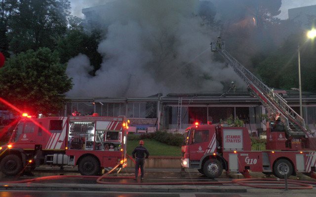 Üsküdar Salacak sahilindeki Yeşilçam Kafe sabaha karşı alev alev yandı! - Resim: 1