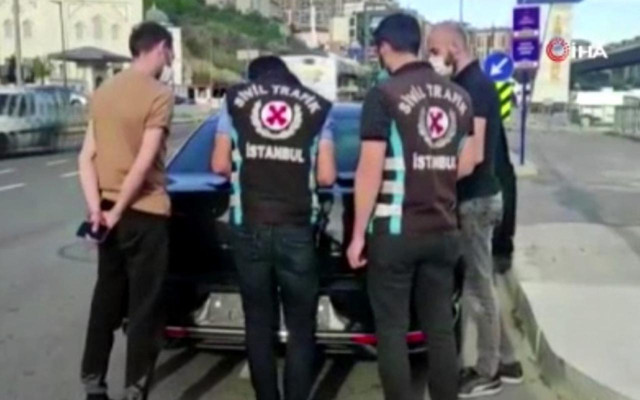 Adem Büyük’ün eşinin çakar sirenli gezdiği araca ve sahibine cezai işlem - Resim: 0