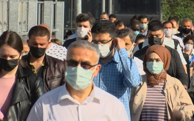 Cevizlibağ metrobüs durağı tıklım tıklım! Vatandaş toplu taşımada yoğunluğa isyan etti - Resim: 0