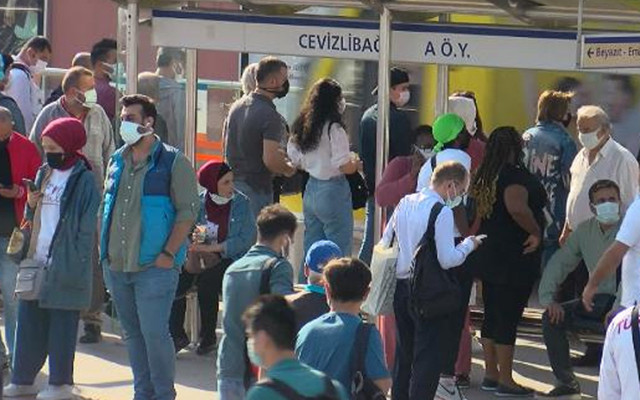 Cevizlibağ metrobüs durağı tıklım tıklım! Vatandaş toplu taşımada yoğunluğa isyan etti - Resim: 3
