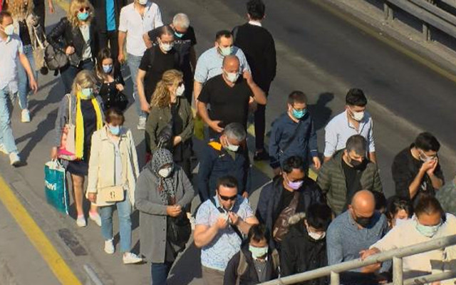 Cevizlibağ metrobüs durağı tıklım tıklım! Vatandaş toplu taşımada yoğunluğa isyan etti - Resim: 4