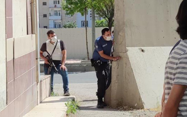 Elazığ'da karakol bahçesinde hareketli dakikalar: Tüfekle ateş açan şüpheli gözaltında - Resim: 0