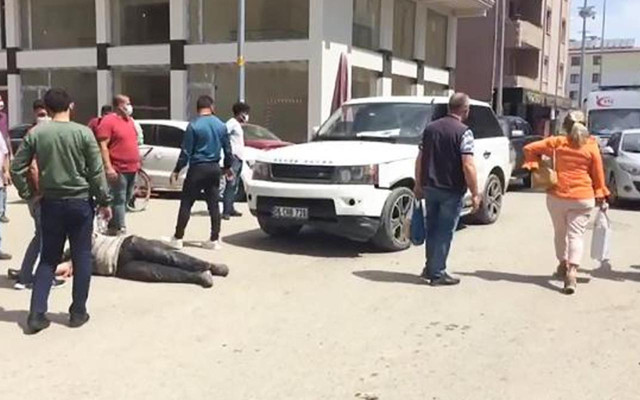 Iğdır'da pes dedirten olay: Çarptığı kişi yerde kıvranırken aracının tamponuyla ilgilendi - Resim: 0