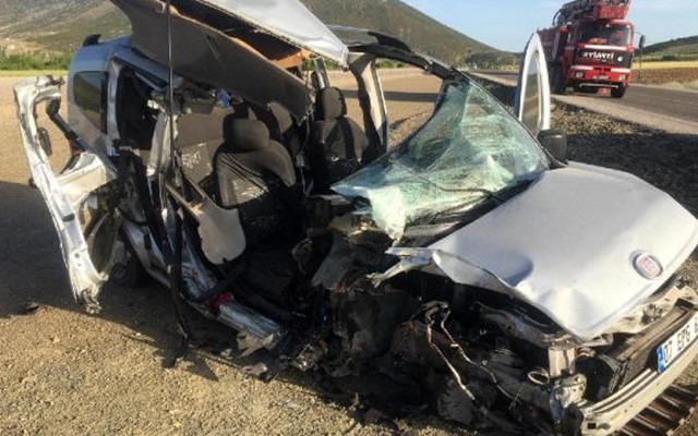 Isparta'da yolcu otobüsü ile hafif ticari aracın çarpıştığı kazada 1 kişi öldü - Resim: 0