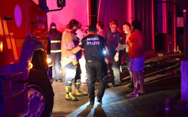 Adana'da evde çıkan yangında 1 kişi öldü 3 kişi yaralandı - Resim: 0