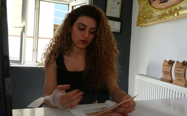 Diyarbakır'da yolda yürüyen genç kız kıyafeti nedeniyle saldırıya uğradı - Resim: 0