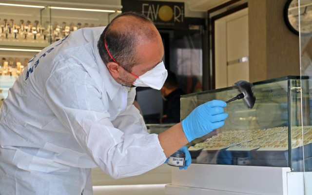 Antalya'da eşini kaybeden kuyumcu ikinci kez yıkıldı: En ağırları bunlar mı? - Resim: 0