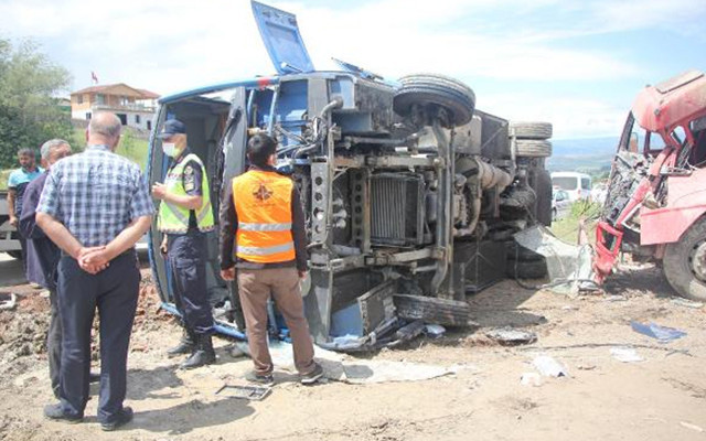 Samsun'da vahim kaza! Cezaevi aracı kamyonetle çarpıştı: 5'i asker 10 yaralı - Resim: 2
