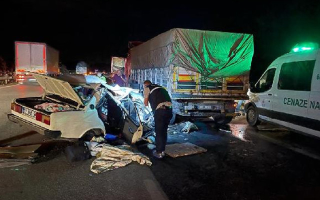 Adana'da TIR'ın altına giren otomobilde anne öldü baba ve 2 bebeği ağır yaralı - Resim: 0