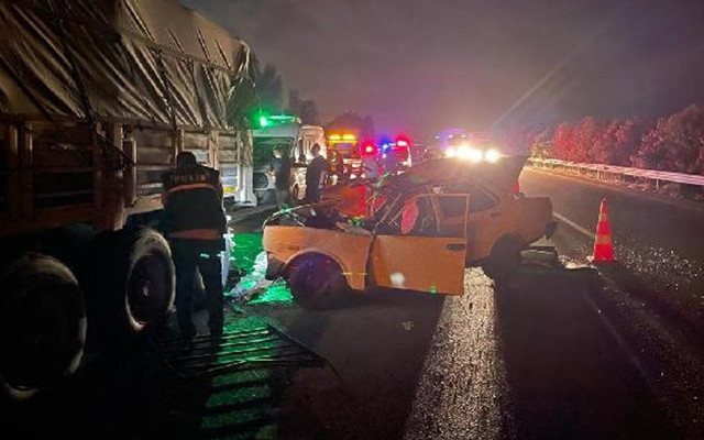 Adana'da TIR'ın altına giren otomobilde anne öldü baba ve 2 bebeği ağır yaralı - Resim: 1