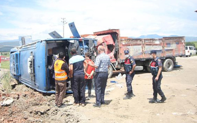 Samsun'da vahim kaza! Cezaevi aracı kamyonetle çarpıştı: 5'i asker 10 yaralı - Resim: 0