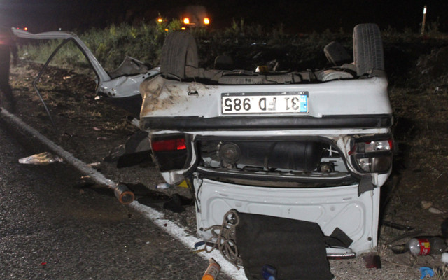 Gaziantep'te taziye dönüşü feci kaza: 3 ölü, 2 yaralı - Resim: 1