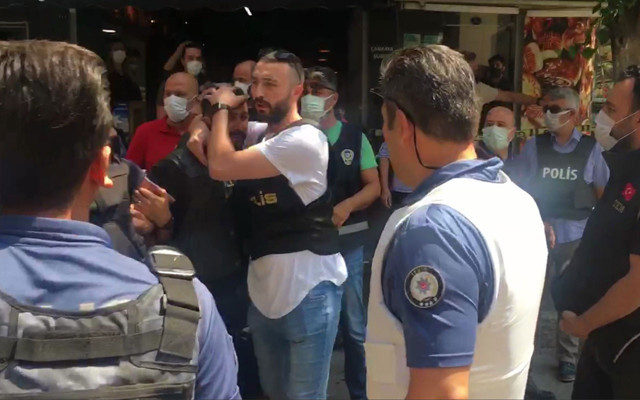 HDP binasına saldırı! Binayı basan bir kişi sokağa ateş açtı 1 kişi öldü saldırgan gözaltında - Resim: 0