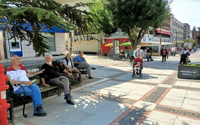 Vaka sayısı düştü! Edirne'de caddelere banklar yeniden konuldu - Resim: 1