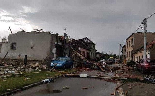 Çekya'da kasırga felaketi! Bir bölge yerle bir oldu: 150 yaralı var Türk şoför ameliyat edildi - Resim: 0