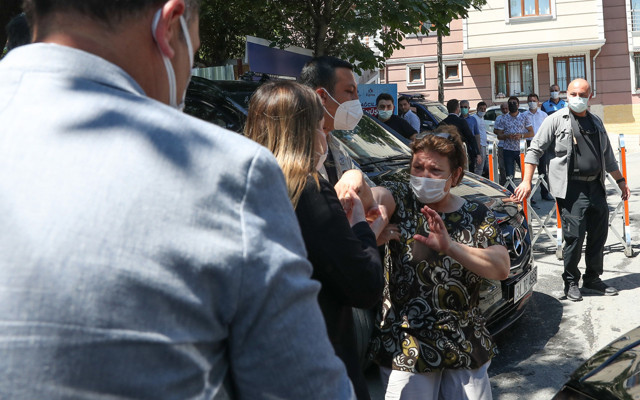 Ekrem İmamoğlu'na ulaşmak istedi korumalar engelledi: Fişek gibi kaçtılar - Resim: 1