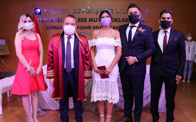 Antalya'da Muhittin Böcek, Covid-19 sürecinde söz verdiği hemşiresinin nikahını kıydı - Resim: 1