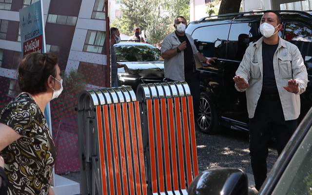 Ekrem İmamoğlu'na ulaşmak istedi korumalar engelledi: Fişek gibi kaçtılar - Resim: 0