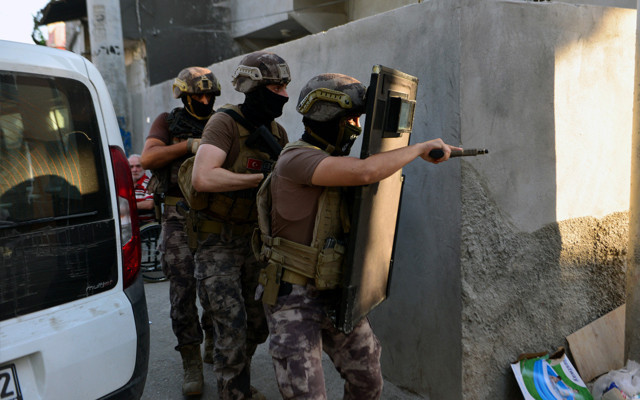 Adana'da babasını bıçakla kovalayıp anne, abla ve 4 yeğenini evde rehin aldı - Resim: 0