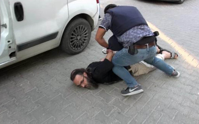 Kanlı eylem hazırlığındaydı! Terör örgütü DEAŞ üyesi mezarlıkta yakalandı - Resim: 0