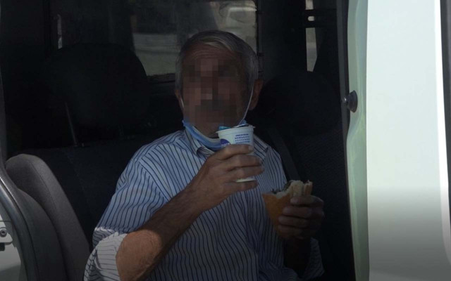 Çorum'da tacizden yakalanan şüpheli ekip otosunda döner yemeye devam etti - Resim: 0