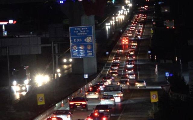 Tatilciler erken dönüşe geçti: 43 ilin geçiş güzergahında trafik yoğunluğu - Resim: 0