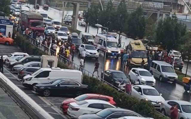 Gaziosmanpaşa'da yolcu minibüsüne kamyonet çarptı! 5 kişi yaralandı - Resim: 1