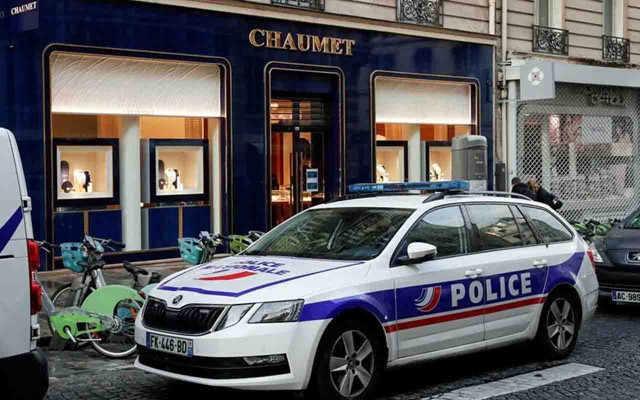 Scooterla geldi 2 milyonluk mücevher çaldı! Paris'te ünlü kuyumcuda soygun - Resim: 0