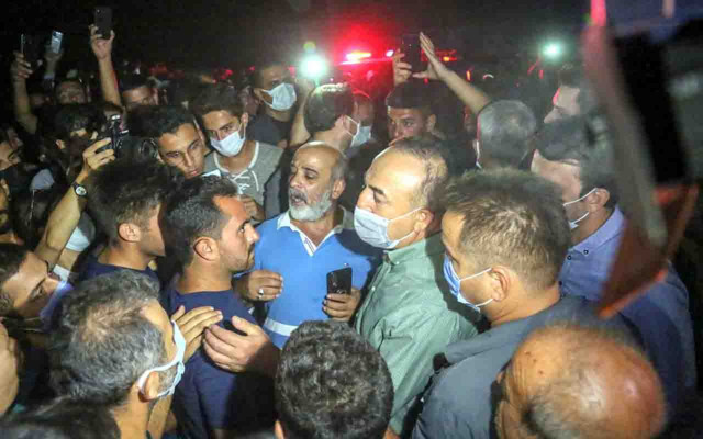 Antalya Manavgat'ta ikinci linç girişimi! Mevlüt Çavuşoğlu'nun zor anları - Resim: 2