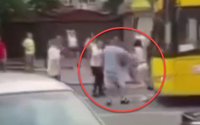 Polonya'da dünyayı dehşete düşüren olay! Otobüs şoförü kavga eden gençleri ezdi: 1 ölü - Resim: 0