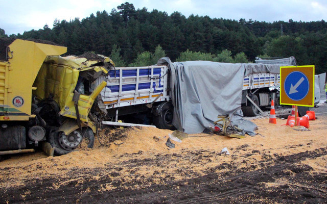 TEM'de 3 TIR ile 1 kamyonun karıştığı kazada 1 kişi öldü, 2 kişi yaralandı - Resim: 1