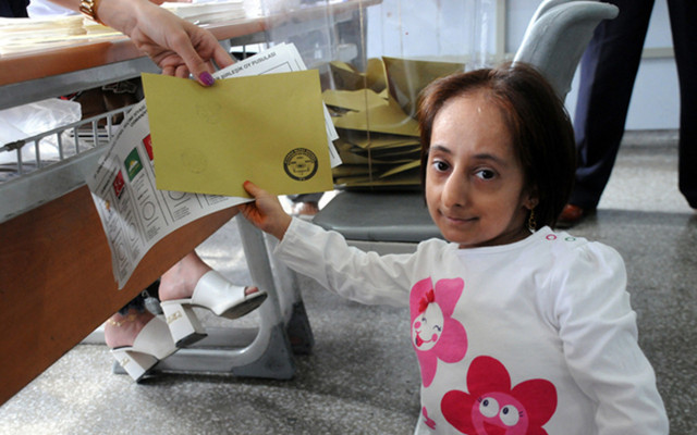 Türkiye'nin en kısa kadını Osmaniye'de yaşıyor tek bir şey istiyor - Resim: 0