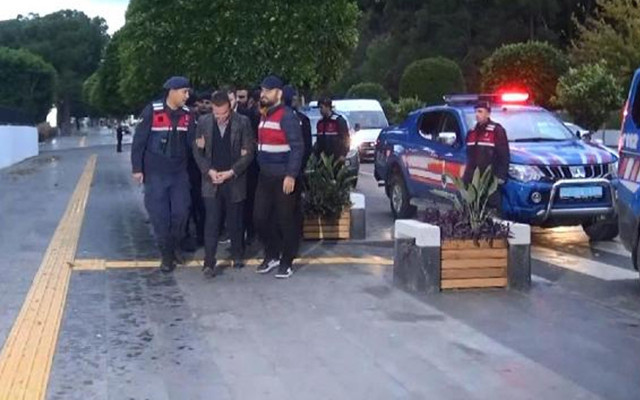 Ağır ceza hakimi beraat verdiği çete lideriyle içki masasında yakalandı - Resim: 0