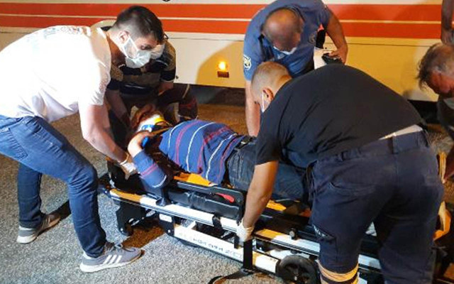 Adana'da bıçaklı saldırgan kaçarken otobüs çarptı! Sözleri şaşkına çevirdi - Resim: 1