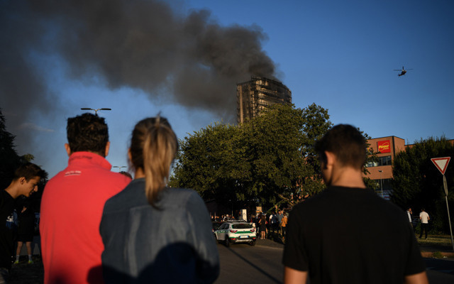 İtalya'da 70 ailenin yaşadığı 15 katlı binadan yangın çıktı - Resim: 0