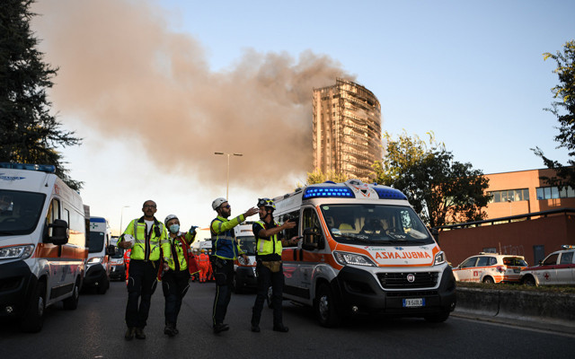 İtalya'da 70 ailenin yaşadığı 15 katlı binadan yangın çıktı - Resim: 1