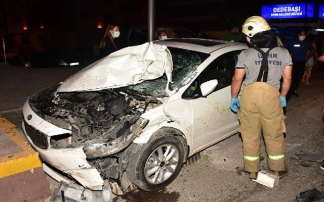 İzmir'de 3 otomobil 1 kamyonetin karıştığı kaza! 5 kişi yaralandı - Resim: 0