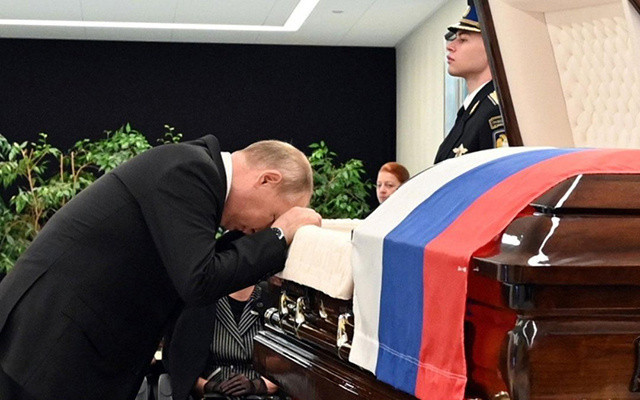 Rusya Devlet Başkanı Vladimir Putin hayatını kaybeden bakanın ardından gözyaşı döktü - Resim: 1