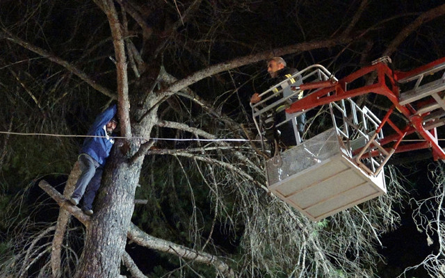Burdur'da türbülansa kapılan paraşütçü ağaç üstüne iniş yaptı itfaiye kurtardı - Resim: 1
