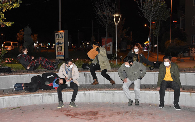 Valilik açıkladı! Öğrencilerle ilgili ilk korona yasağı kararı geldi - Resim: 0