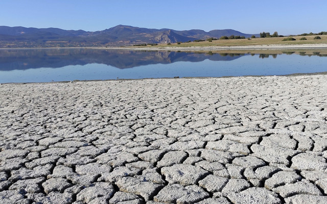 Burdur Gölü'nün suyu iskeleden 2 metre uzaklaştı - Resim: 0