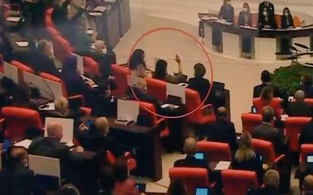 HDP'li Pervin Buldan'ın tezkere oylamasında zor anları! Yanlışlıkla evet dedi - Resim: 0