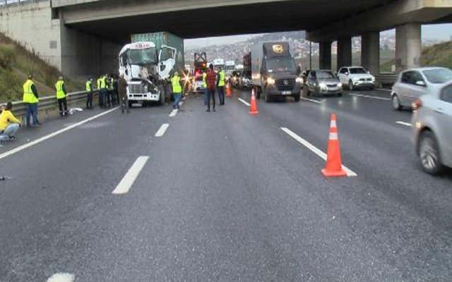 Sancaktepe Kuzey Marmara Otoyolu'nda 2 kamyon çarpıştı! - Resim: 0