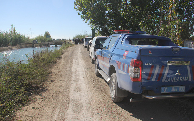 Adana'da boğazı kesildikten sonra çuvala konulmuş erkek cesedi su kanalında bulundu - Resim: 0