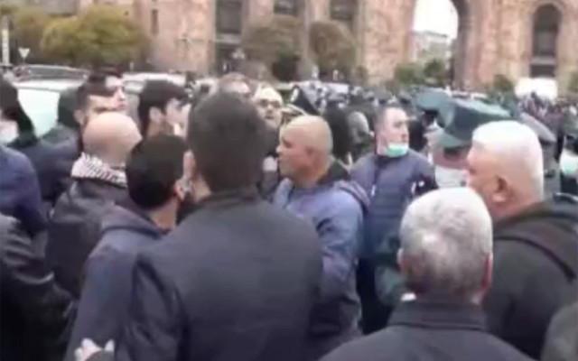 Ermenistan'da muhalefet hükumet binasına girmeye çalıştı - Resim: 0