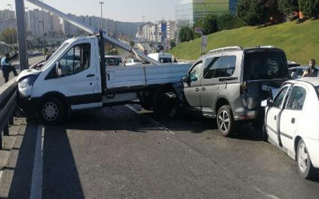 Bahçelievler D-100’de zincirleme kaza!Trafik tamamen durdu - Resim: 0