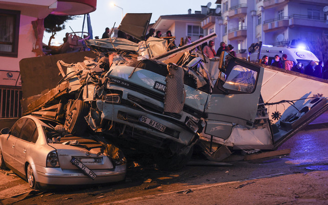 Ankara'da freni boşalan kamyon araçları ezdi - Resim: 0