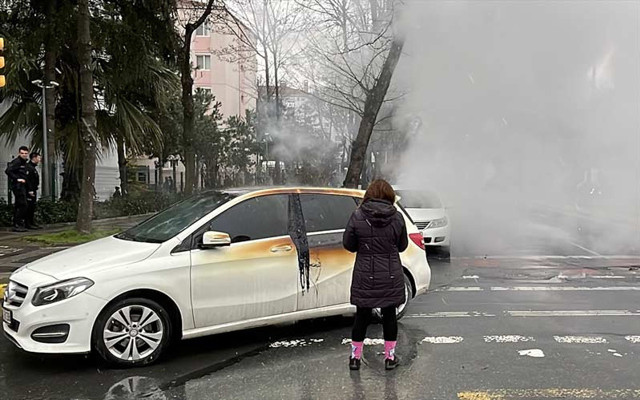 İstanbul'da kırmızı ışıkta dehşet anları bir anda yanmaya .aşladı - Resim: 0