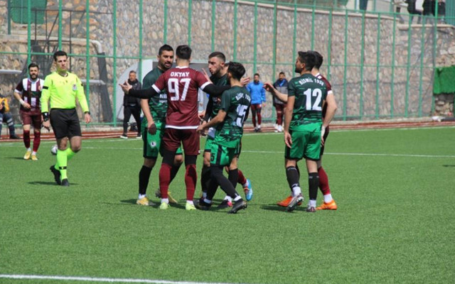 Elazığ'da amatör ligde olaylı maç! Hakem 18 kırmızı kart çıkardı - Resim: 0